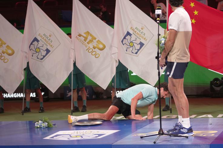 Po finalnem dvoboju se je v hudih krčih znašel tudi Arthur Rinderknech. | Foto: Guliverimage