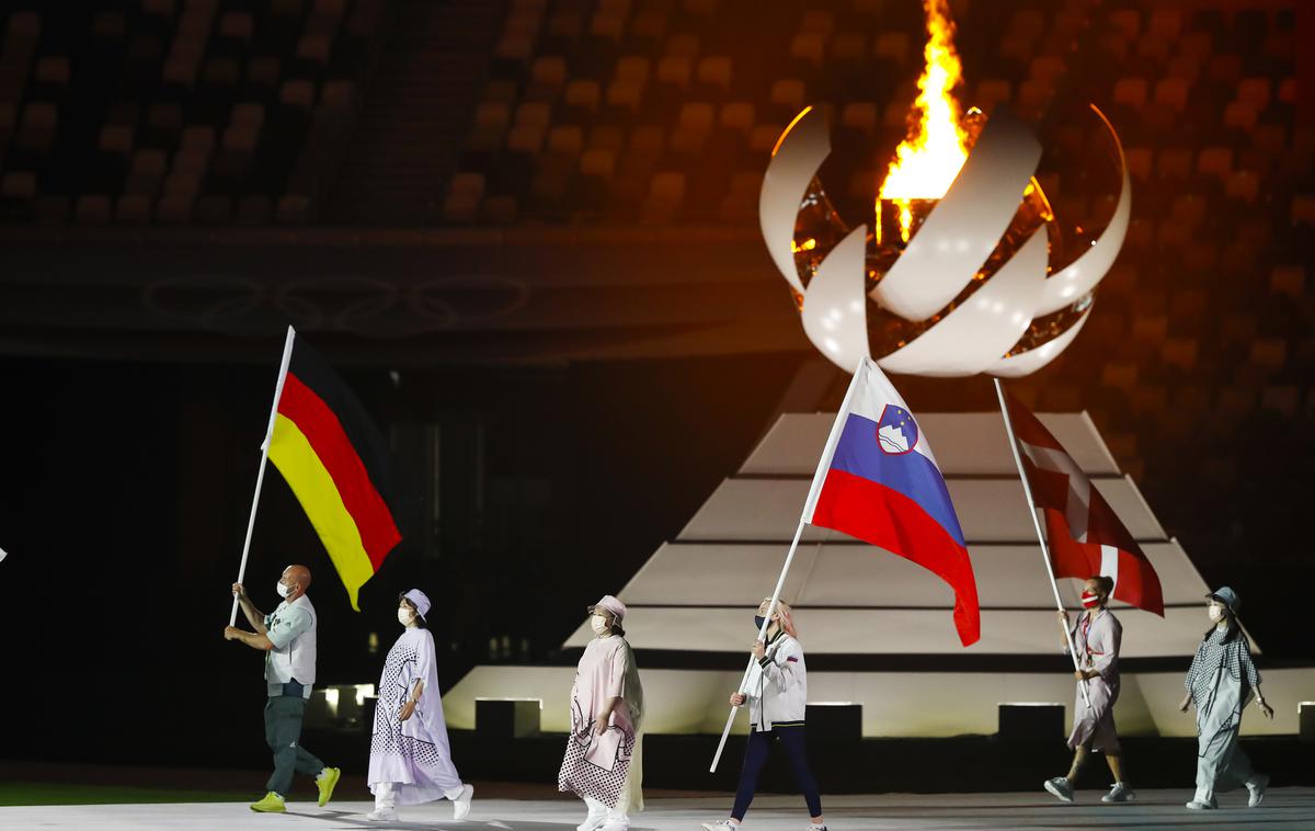 Tokio 2020 - zaključek - Janja Garnbret | Igre 32. olimpijade so končane. Slovensko zastavo je na zaključni slovesnosti nosila zlata Janja Garnbret. | Foto Anže Malovrh/STA