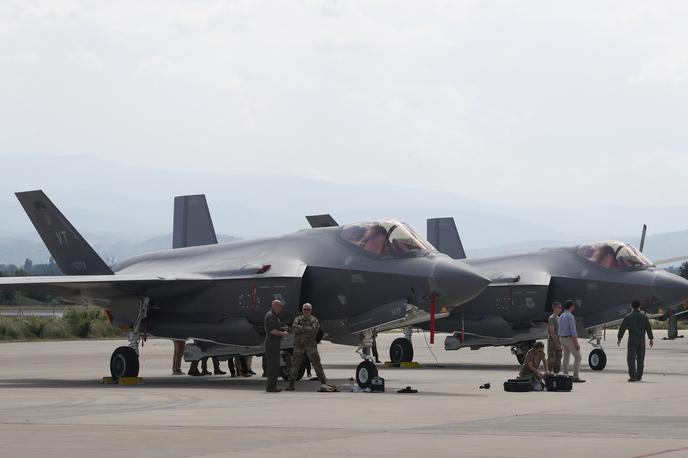 letalo F-35 | Visoki predstavniki ameriške administracije naj bi evropskim kolegom v več pogovorih dejali, da bi lahko Washington prispeval tudi pomoč v obliki obveščevalnih podatkov, nadzora in izvidništva, poveljevanje in nadzora ter prispevkov k zračni obrambi. | Foto Guliverimage