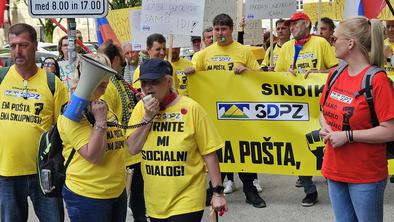Protestirali proti zastavljeni strategiji Pošte Slovenije