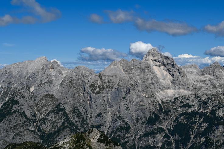 Pri Zasavski koči je Razor nad Kriškimi podi kot na dlani. | Foto: Matej Podgoršek