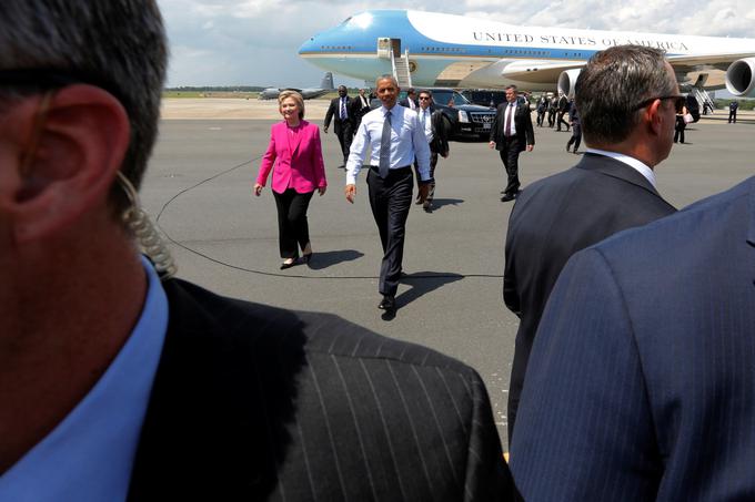 Ameriški predsednik Barack Obama in kandidatka demokratov za novo predsednico ZDA Hillary Clinton v spremstvu agentov tajne službe. | Foto: Reuters