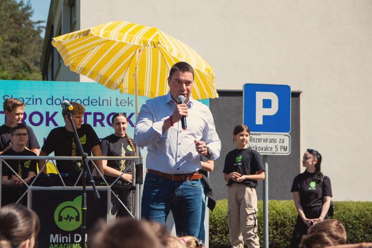 Peter Dermol, župan MO Velenje, je dejal, da je na tek Otrok otroku zelo ponosen. | Foto: Plastika Skaza