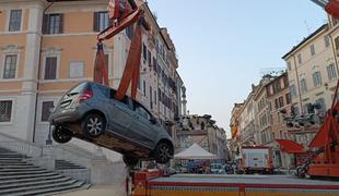 Moški z avtomobilom zapeljal po Španskih stopnicah