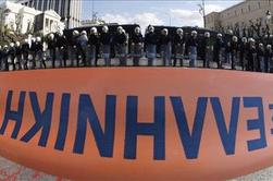 Grški protestniki z molotovkami pričakali policiste na sodišču