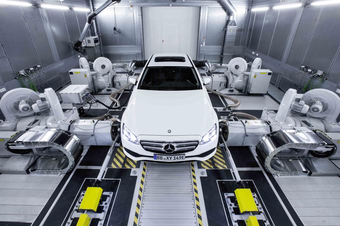 Mercedes v svojem novem razvojnem centru v Sindelfingnu kar 98 odstotkov vse zahtevane električne energije za pogon testnih naprav in predvsem klimatizacije, ki je največji porabnik centra, proizvede z rekuperacijo energije, ki jo med vožnjo na meritvenih napravah sproščajo testni avtomobili. Z vračilom elektrike v omrežje imajo kar dve tretjini leta praktično nevtralen energijski tok, ko na testnih ploščadih ujamejo dovolj energije za oskrbo gigantskega sistema nadzora temperature. Pri delovanju vseh desetih testnih naprav torej zajamejo toliko energije, da bi z njo lahko oskrbovali okoli 7.500 gospodinjstev. | Foto: Mercedes-Benz