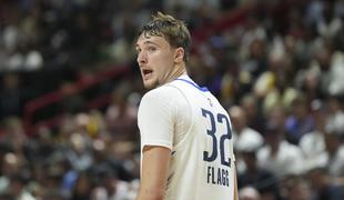 Naslednik Luke Dončića debitiral za Dallas proti Lakersom, a ni navdušil #video
