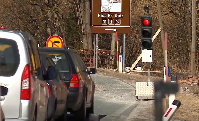 Ob polovični zapori ceste med Hrušico in Mojstrano bi lahko promet proti Kranjski Gori v soboto prvič obstal.  | Foto: Planet TV