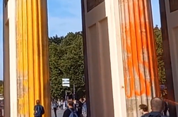 Podnebni aktivisti Brandenburška vrata poškropili z barvo, policija pridržala 14 ljudi