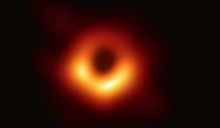 Zgodovinski dan za človeštvo: to je prva fotografija črne luknje #video