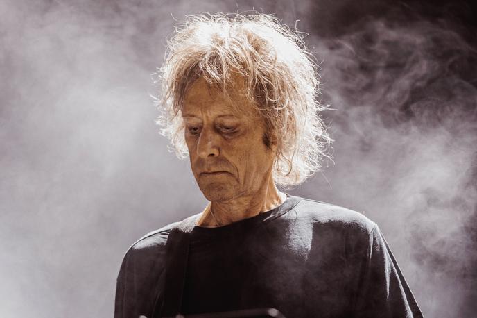 Perry Bamonte, The Cure, smrt | Bamonte, sicer rojen leta 1960 v Londonu, je bil v skupini najprej tehnik in osebni asistent osrednjega člana Roberta Smitha, leta 1990 pa je po odhodu klaviaturista Rogerja O'Donnlla postal polnopravni član. | Foto Guliverimage