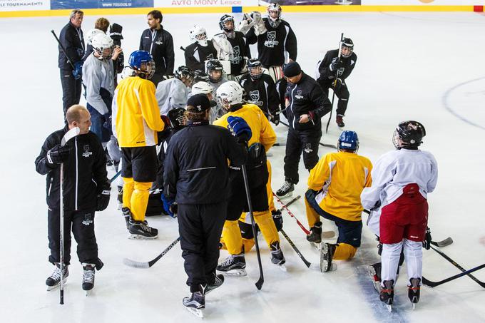 Da vse poteka, kot mora, trenutno skrbi 23 članov ekipe, od tega 16 trenerjev, kar pomeni, da ima na ledenem treningu en trener pod budnim nadzorom v povprečju dva hokejista. | Foto: 