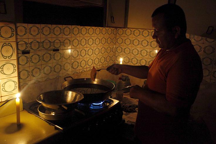 Ko ni električnega toka - štiri ure na dan, se je treba znajti drugače. | Foto: Reuters