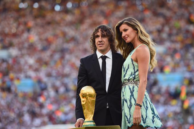 Gisele je bila častna gostja tudi predlani na finalni tekmi svetovnega prvenstva v nogometu, ko je s Puyolom predstavila trofejo za zmagovalca. | Foto: Getty Images