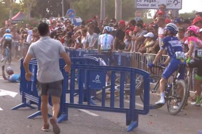 padec Vuelta | V cilju 6. etape Dirke po Španiji je prišlo do neobičajne nesreče. Zaradi sunka vetra, ki ga je povzročil helikopter, je prišlo do premikanja varnostnih ograj in trčenja nekaterih kolesarjev. | Foto zajem zaslona