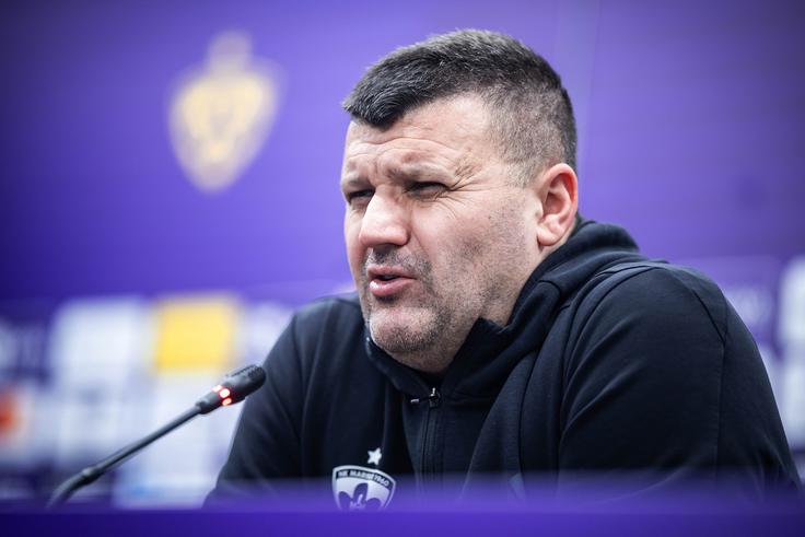 Feđa Dudić je moral srečanje spremljati s tribun. | Foto: Jure Banfi