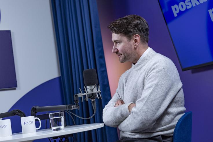 "Z glasbo se lahko dotakneš nekaterih prostorov, ki se jih z igro ne moreš," je povedal o svojem glasbenem ustvarjanju.  | Foto: Ana Kovač