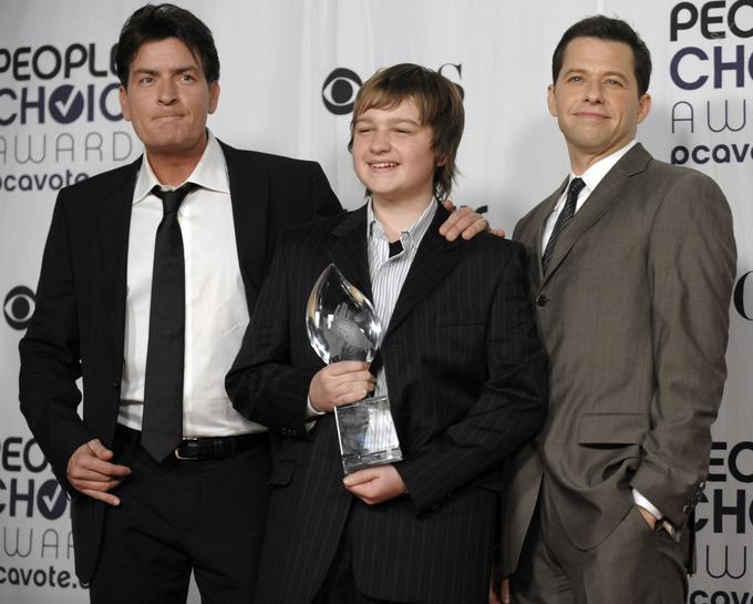 Angus T. Jones (v sredini) je v seriji Dva moža in pol najprej sodeloval s Charliejem Sheenom (levo), ki je igral njegovega strica Charlieja Harperja, in Jonom Cryerjem (desno), ki je igral njegovega očeta Alana. | Foto: Guliverimage