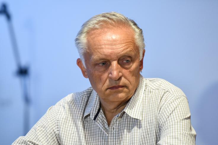 Predsednik koordinacije neparlamentarnih strank in list Andrej Magajna je bil medtem kritičen do medijske politike pri pokrivanju referendumske kampanje. "Kaj pomagajo vsi podpisi, če imamo opravka z mediji, ki niso dolžni postaviti pravila, niti niso dolžni spoštovati načelo enakosti in enakopravnosti," je dejal.  | Foto: STA ,