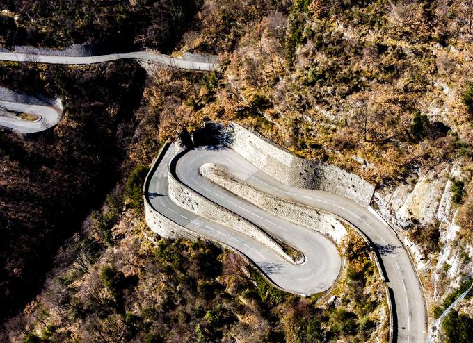 Pogled z zraka na znamenite ovinke ceste proti prelazu Col de Turini. | Foto: Gregor Pavšič