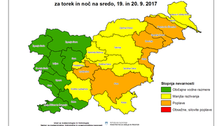 Slovenijo zajele padavine, v torek bo snežilo