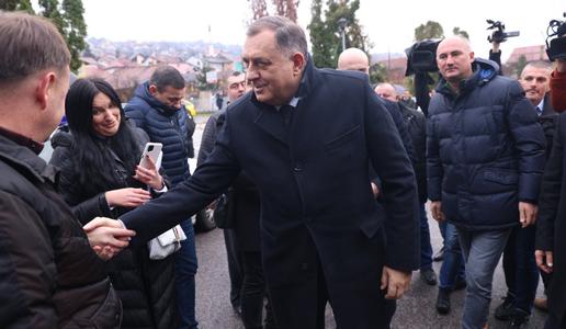 Dodik kljub nalogu za privedbo obiskal vojašnico v Banjaluki