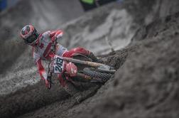 Tim Gajser v dežju in blatu prvi test opravil z odliko