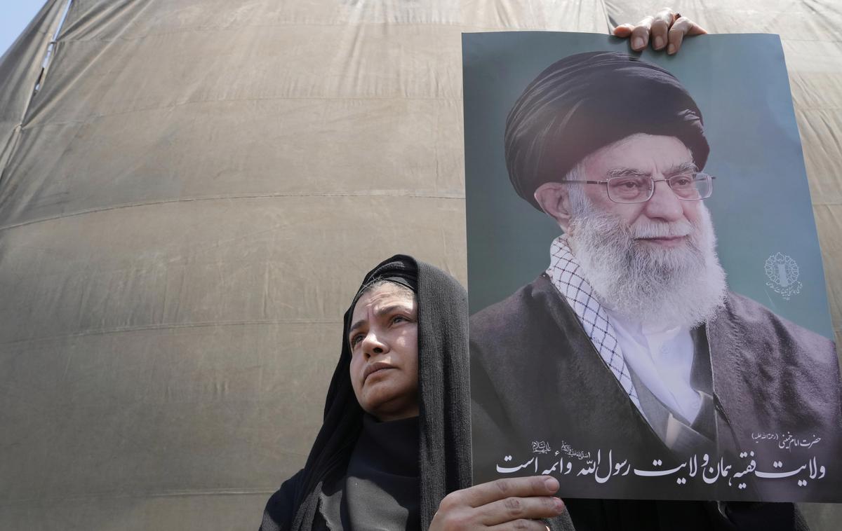 Ajatola Ali Hamenej | Privrženci iranskih oblasti zadnje dneve slavijo zmago nad Izraelom in ZDA. Na fotografiji: udeleženka protiizraelskega shoda s fotografijo ajatole Alija Hameneja. | Foto Guliverimage