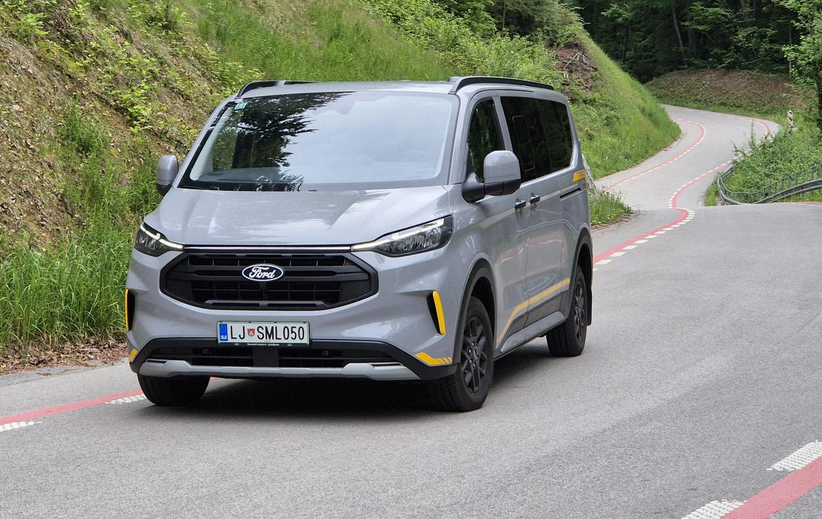 Ford transit trail | L2H1 pomeni 5,45 metra dolžine in 2,004 metra višine. Siva barva Grey Metter in oranžni okraski oznanjajo opremo trail. Par drsnih vrat s stekli na izmik (880 evrov) in tudi strešni letvi (210 evrov) spadajo k dodatni opremi.  | Foto Aleš Črnivec