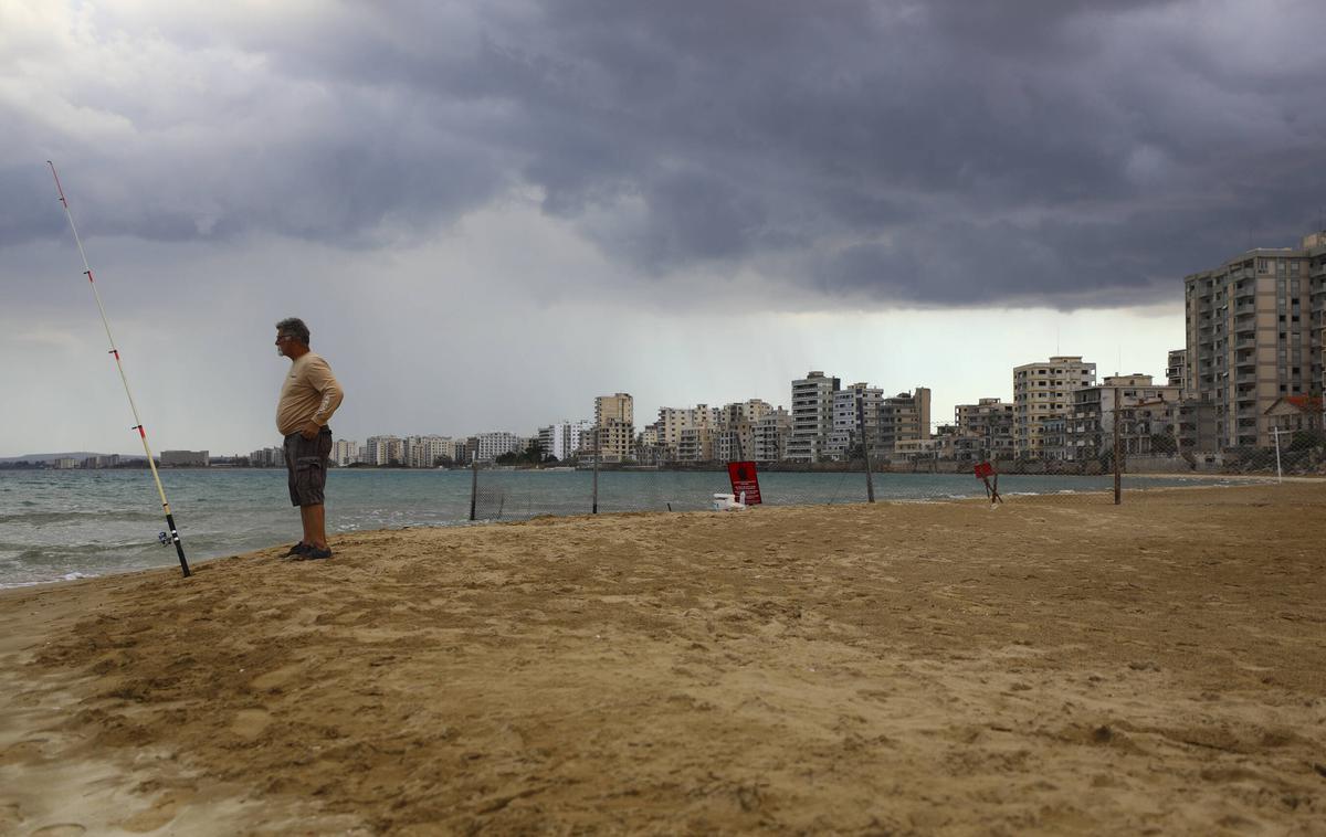 Famagusta Ciper | Sredozemski otok Ciper je že skoraj pol stoletja razdeljen na južni del, ki je pod nadzorom mednarodnopravno priznane ciprske države, in severni del, ki so ga poleti 1974 zasedle  turške sile. Na fotografiji vidimo Varošo, zapuščeno predmestje severnociprskega mesta Famagusta. | Foto Guliverimage