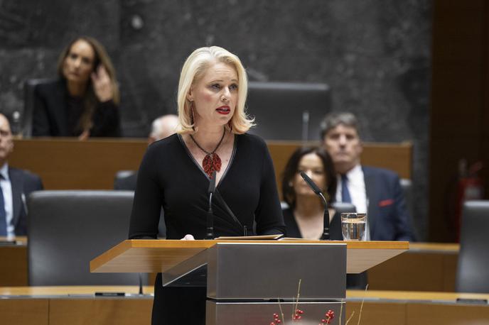 Urška Klakočar Zupančič | V času nemira in negotovosti so prihajajoči prazniki po besedah Urške Klakočar Zupančič toliko pomembnejši opomin na vrednote miru, sočutja in medsebojnega razumevanja. | Foto STA