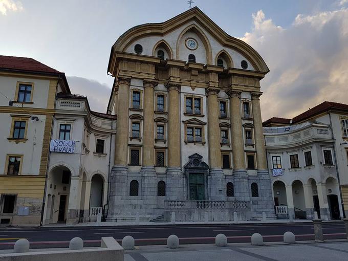 V času letošnjega evropskega prvenstva v košarki je sestra Marjeta Pija Cevc uršulinski samostan opremila s transparentoma. Foto: Bellis Mihael  | Foto: 