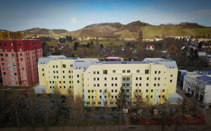 Med čakanjem naj študenti bivajo pri sorodnikih ali v dijaških domovih. Priporočajo jim, naj ne sklepajo pogodb o najemu sobe, saj je od njih težko odstopiti. | Foto: Facebook stran: Študentski domovi Univerze v Mariboru