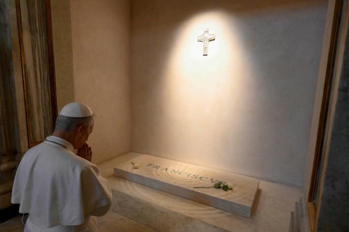 Papež Leon XIV. ob grobnici svojega predhodnika, papeža Frančiška v baziliki Marije Snežne v Rimu | Papež Leon XIV. je pred grobnico svojega predhodnika pokleknil in molil. | Foto Reuters