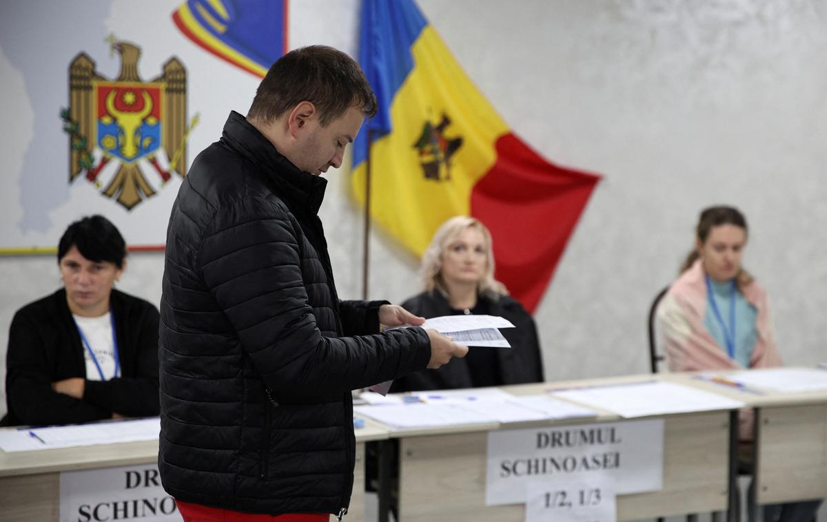 Moldavija | Čeprav je sprva kazalo, da bodo na referendumu zmagali nasprotniki približevanja EU, pa se je v zadnjih urah zgodil zasuk. Zapis vstopa v EU kot cilja v ustavo je vendarle podprlo nekoliko več volivcev.   | Foto Reuters