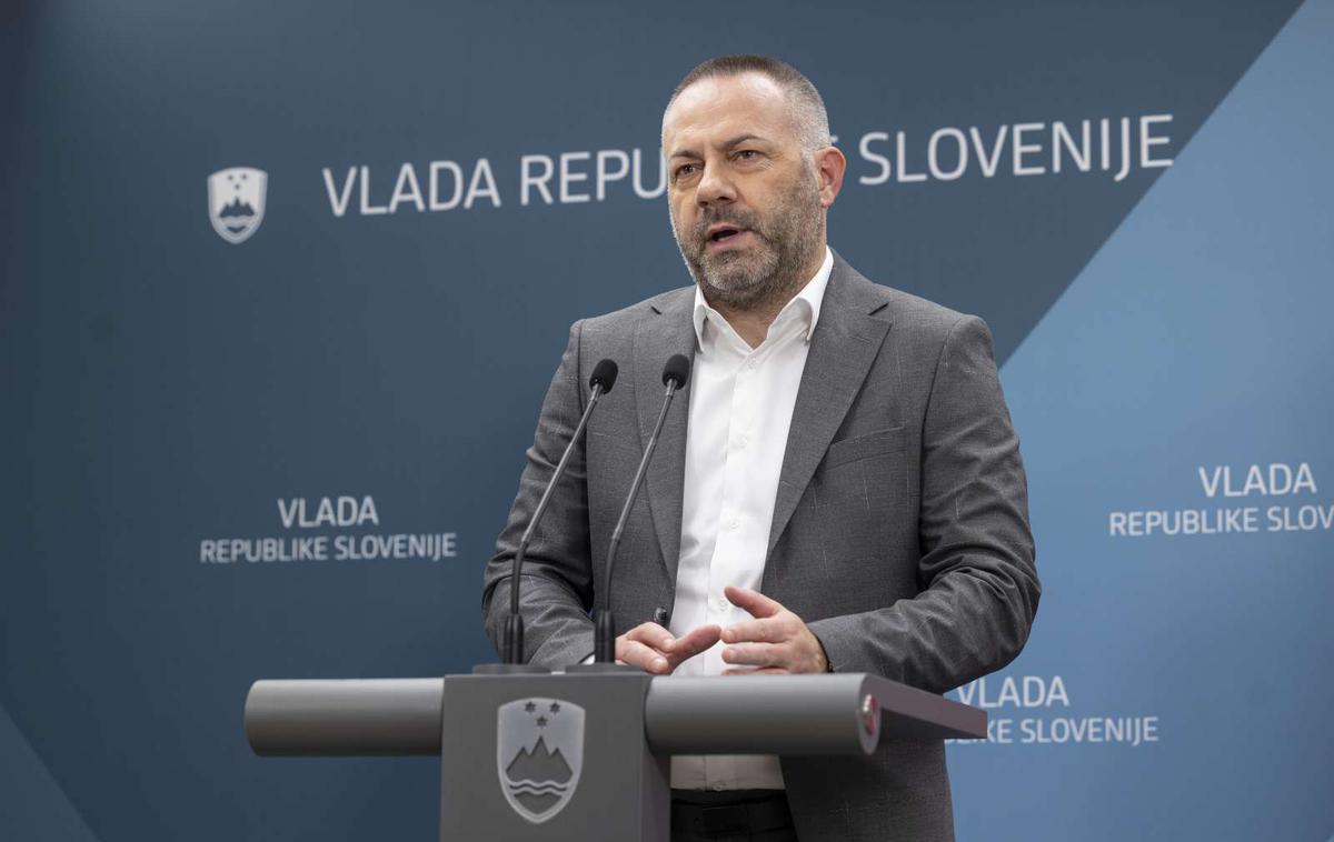 Danijel Bešič Loredan | Predsednik vlade Robert Golob je ocenil, da so bile izrečene besede ministra v omenjenem telefonskem pogovoru neprimerne.  | Foto STA