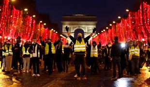 V Parizu aretirali enega vidnejših članov gibanja rumenih jopičev