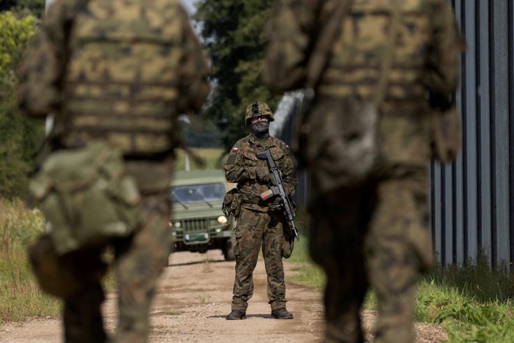 Zaradi vaje Zahod 2025 bo Poljska v četrtek opolnoči zaprla že tako zelo strogo varovano mejo z Belorusijo. Na fotografiji so poljski vojaki na meji z Belorusijo septembra letos. | Foto: Reuters