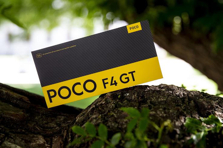 Takoj po odpiranju zavojčka (na sliki) zagledamo varovalni ovoj telefona, na katerem so našteli večino udarnih prednosti novega "pocophona". | Foto: Ana Kovač