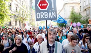 Znova več deset tisoč Madžarov na ulicah proti Orbanu #foto