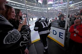 Anže Kopitar se je vrnil na led in z ekipo odpotoval na gostovanja