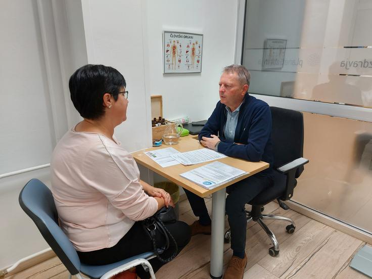 Pregled in uvodni pogovor s prof. Igorjem Ogorevcem, ki je gospe Stanki razkril resnico o njenem telesu. | Foto: Planet zdravja