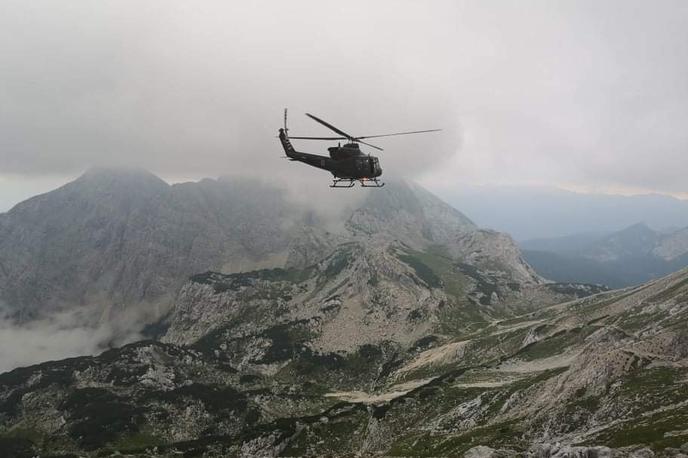 Kredarica reševalna akcija | Planinci, ki jih je včeraj med sestopom s Triglava presenetila nevihta s strelami, so na varnem.  | Foto GRZS/Facebook