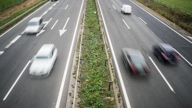 Trku avtomobila in tovornjaka sledil nalet vozil