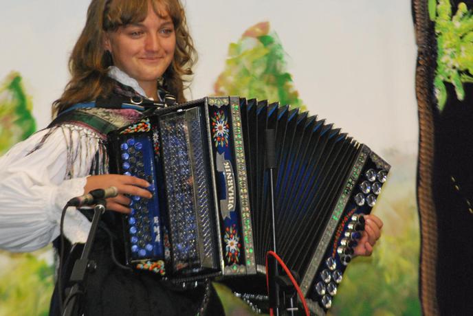 Državna prvakinja v igranju harmonike, ki je gasilka in vozi traktor 