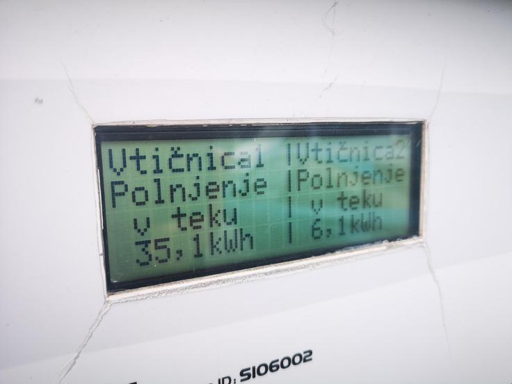 Avtomobil na levi polnilnici se je polnil z močjo kvečjemu dobrih sedmih kilovatov, zato je bil na vtičnico priklopljen že več kot pet ur.  | Foto: Gregor Pavšič