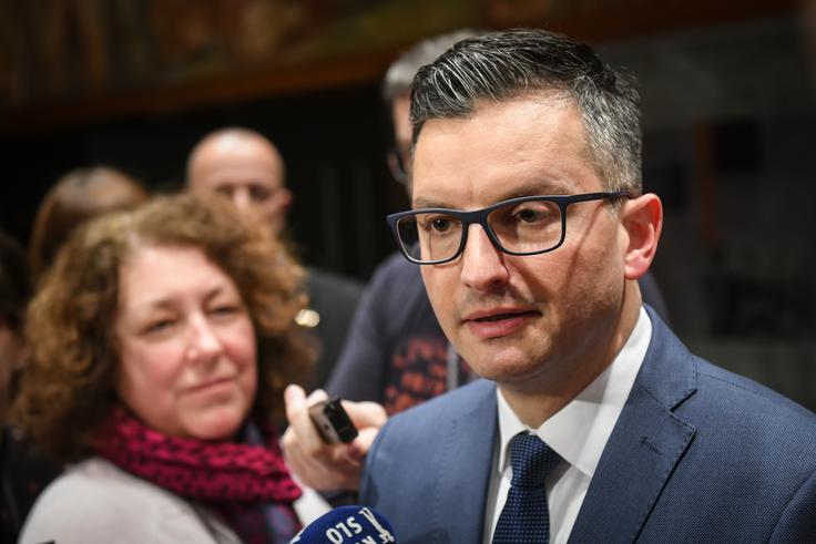 "Dnevno smo spremljali tekmovanje za naj skladiščnika. Dva ministra sta skakljala okoli tovornjakov in se nastavljala fotoaparatom ob vsaki pošiljki posebej," je zapisal prvak LMŠ Marjan Šarec. | Foto: STA ,