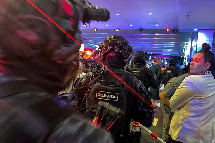 Bangkok, streljanje Novo streljanje se je zgodilo le nekaj dni pred prvo obletnico enega od najbolj krvavih dni v novejši tajski zgodovini, ko je nekdanji policist v napadu na vrtec umoril 24 otrok in 12 odraslih. | Foto: Reuters