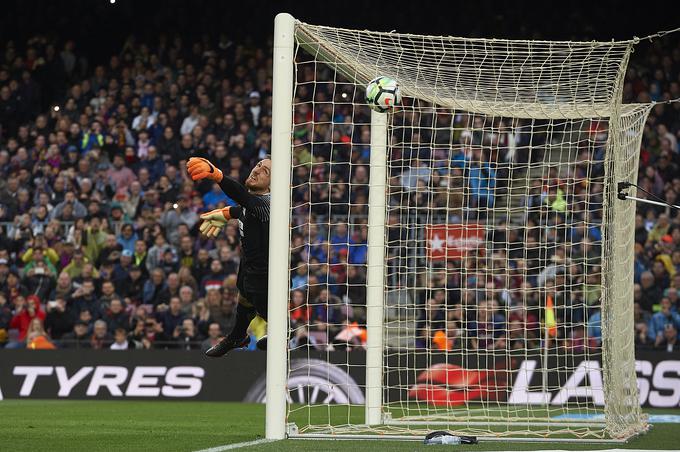 Jan Oblak je bil v 26. minuti, ko je Leo Messi mojstrsko izvajal prosti strel, nemočen. | Foto: Guliverimage/Getty Images
