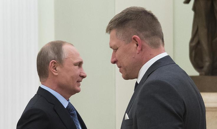 Tako kot Orban je tudi Fico naklonjen Vladimirju Putinu in Rusiji, medtem ko so odnosi z Ukrajino slabi. Pri tem je treba upoštevati tudi veliko slovaško odvisnost od ruskega plina. Na fotografiji: obisk Fica v Kremlju maja lani. | Foto: Guliverimage